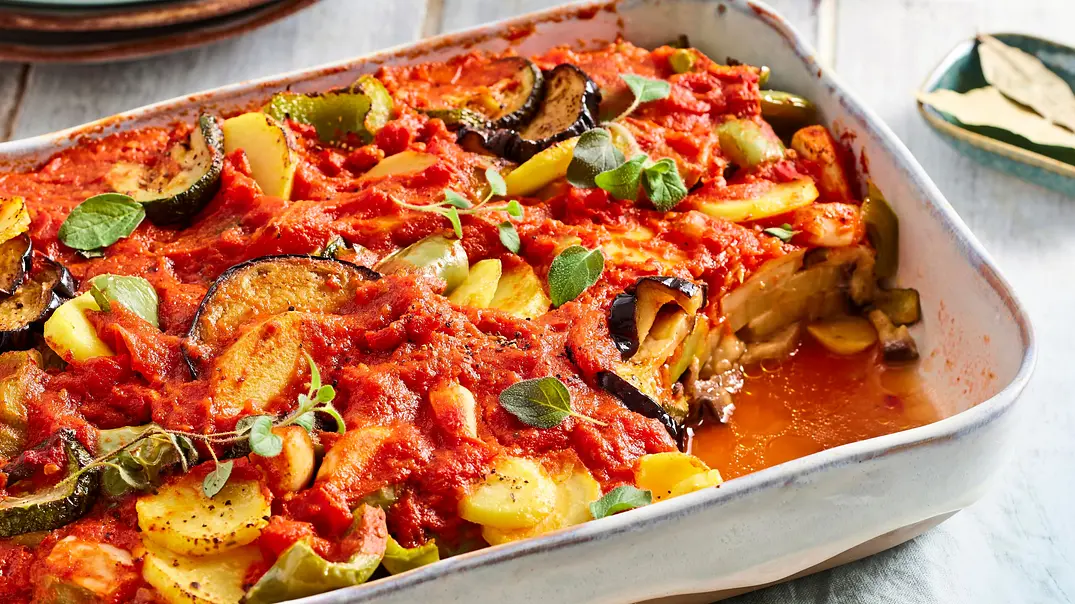 Spanischer Gemüseauflauf Rezept - Foto: LECKER @ Bauer Media Group Spanischer Gemüseauflauf Rezept - Foto: LECKER @ Bauer Media Group