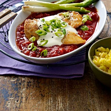 Spanisches Hähnchenschnitzel zu gelben Reis und gebratenen Lauchzwiebeln Rezept