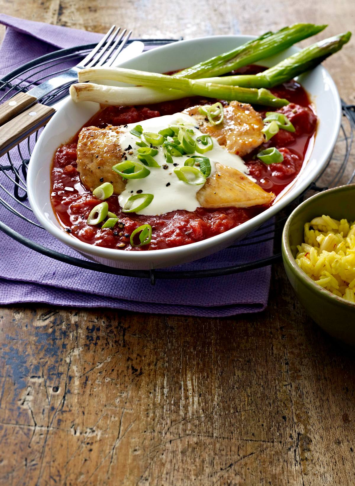 Spanisches Hähnchenschnitzel zu gelben Reis und gebratenen Lauchzwiebeln Rezept