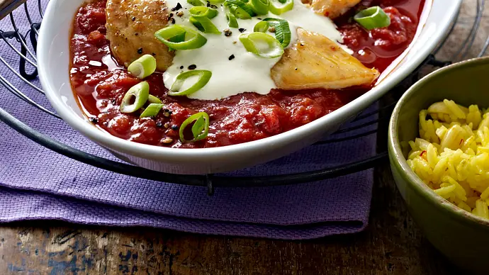 Spanisches Hähnchenschnitzel zu gelben Reis und gebratenen Lauchzwiebeln Rezept - Foto: LECKER @ Bauer Media Group