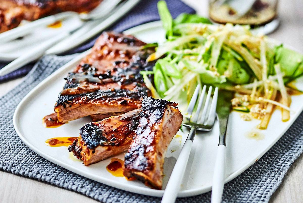 Spareribs „fernost“ mit fruchtigem Krautsalat Rezept