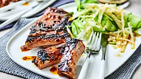 Spareribs „fernost“ mit fruchtigem Krautsalat Rezept - Foto: Are Media Syndication 