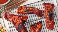 Spareribs liegeb auf einem Rost, sie sind mariniert und weisen Grillspuren auf. - Foto: LECKER @ Bauer Media Group