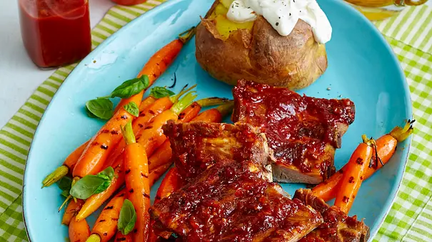 Spareribs mit Backkartoffel und Basilikum-Möhren Rezept - Foto: LECKER @ Bauer Media Group Spareribs mit Backkartoffel und Basilikum-Möhren Rezept - Foto: LECKER @ Bauer Media Group
