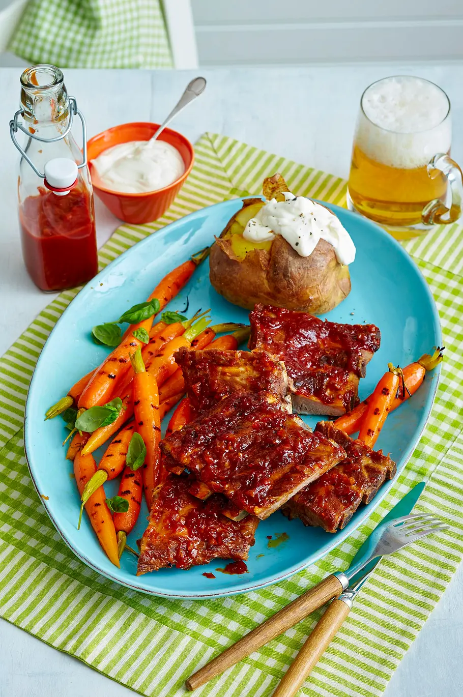 Spareribs mit Backkartoffel und Basilikum-Möhren Rezept Spareribs mit Backkartoffel und Basilikum-Möhren Rezept