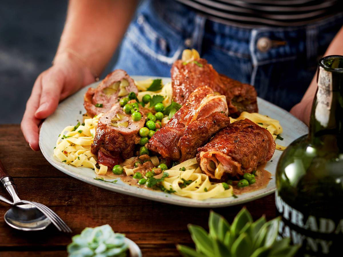 Sparfuchs-Hackrouladen im Nudelbett Rezept