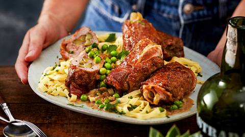 Sparfuchs-Hackrouladen im Nudelbett Rezept - Foto: House of Food / Bauer Food Experts KG
