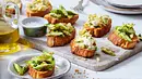 Verschiedene Crostini mit Spargel- und Artischocken-Belag auf einem hellen Servierbrettchen - Foto: LECKER.de @ Bauer Media Groupe Verschiedene Crostini mit Spargel- und Artischocken-Belag auf einem hellen Servierbrettchen - Foto: LECKER.de @ Bauer Media Groupe