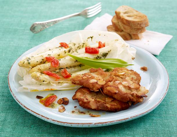 Spargel-Bärlauch-Päckchen mit Schnitzel Rezept | LECKER