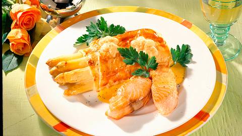 Spargel-Blätterteig-Päckchen zu Lachs Rezept - Foto: House of Food / Bauer Food Experts KG