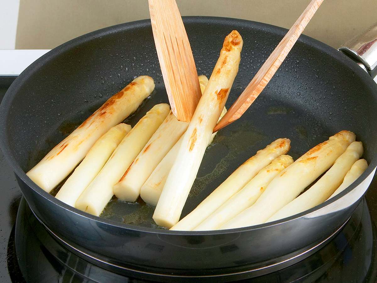 Weißen Spargel in der Pfanne braten