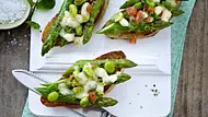 Spargel-Bruschetta Rezept - Foto: LECKER @ Bauer Media Group