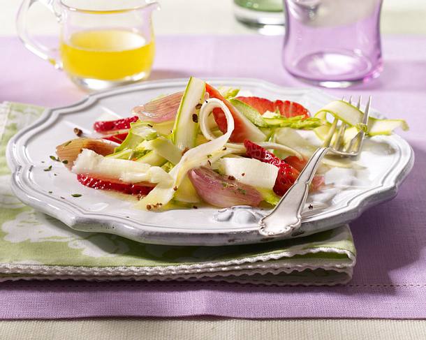Spargel-Erdbeersalat mit karamellisierten Schalotten Rezept Spargel-Erdbeersalat mit karamellisierten Schalotten Rezept