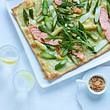 Spargel-Flammkuchen mit Crème fraîche und Lachs Rezept - Foto: House of Food / Bauer Food Experts KG