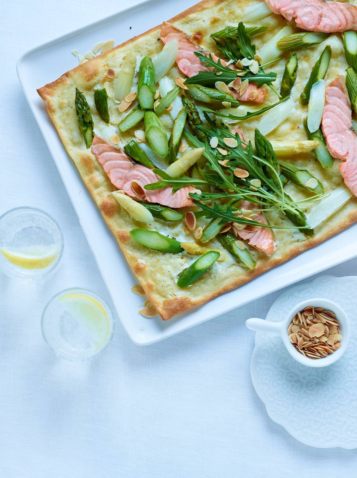 Spargel-Flammkuchen mit Crème fraîche und Lachs Rezept