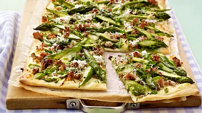 Spargel-Flammkuchen mit Mettflöckchen Rezept - Foto: LECKER @ Bauer Media Group