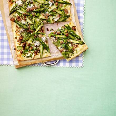 Spargel-Flammkuchen mit Mettflöckchen Rezept Spargel-Flammkuchen mit Mettflöckchen Rezept