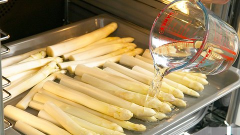 Spargel im Backofen garen Rezept - Foto: House of Food / Bauer Food Experts KG