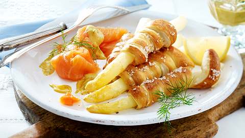 Spargel im Brezelmantel mit Lachs und Honig-Senfsoße Rezept - Foto: House of Food / Bauer Food Experts KG