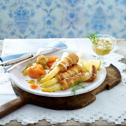 Spargel im Brezelmantel mit Lachs und Honig-Senfsoße Rezept Spargel im Brezelmantel mit Lachs und Honig-Senfsoße Rezept