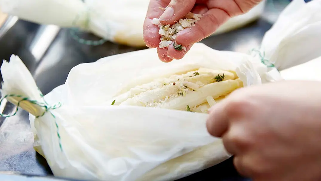 Spargel im Backofen zubereiten - Foto: LECKER @ Bauer Media Group Spargel im Backofen zubereiten - Foto: LECKER @ Bauer Media Group