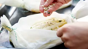Spargel im Backofen zubereiten - Foto: LECKER @ Bauer Media Group