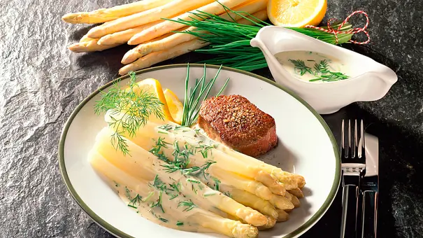 Spargel in Kräuter-Frischkäsesoße Rezept - Foto: LECKER @ Bauer Media Group