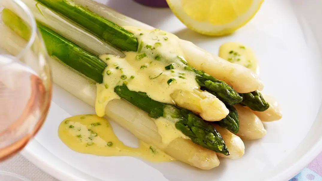Spargel in Mousseline-Soße Rezept - Foto: LECKER @ Bauer Media Group Spargel in Mousseline-Soße Rezept - Foto: LECKER @ Bauer Media Group