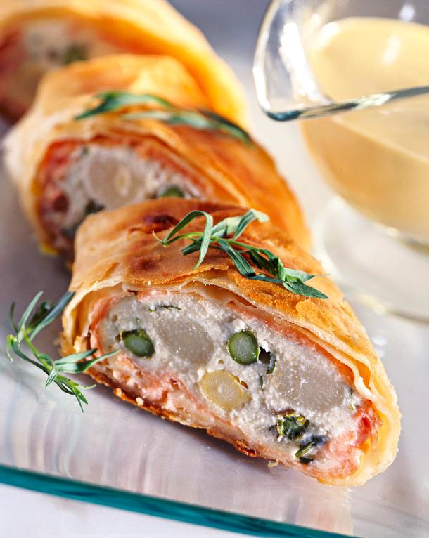Spargel in Strudelteig auf Senfsoße Rezept | LECKER