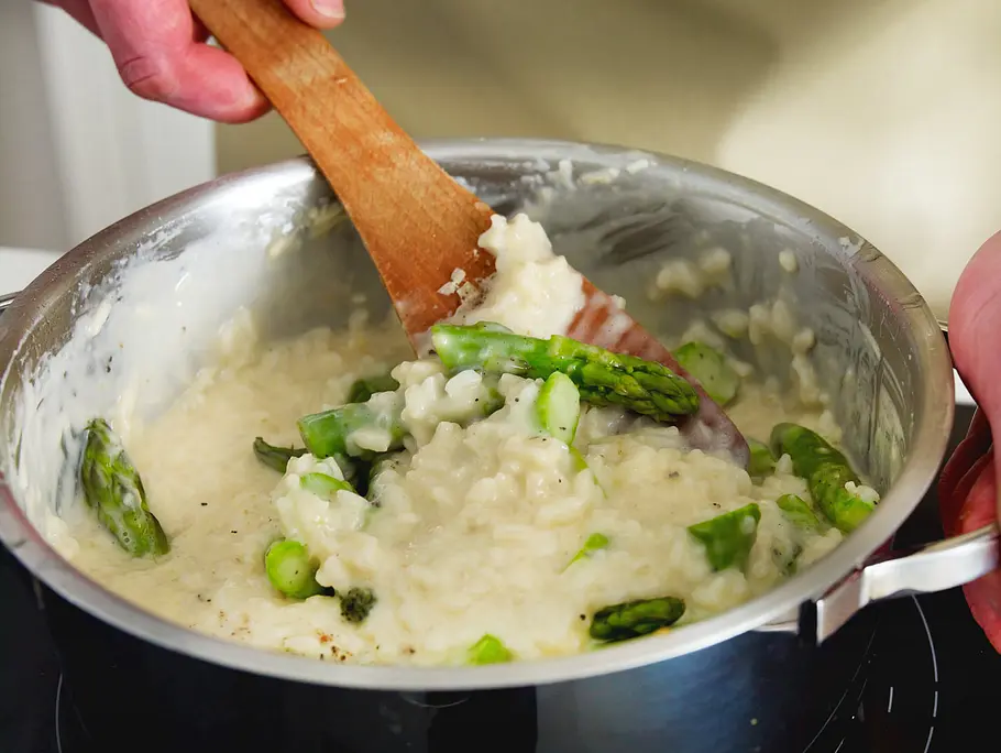 Spargel ins Risotto rühren Spargel ins Risotto rühren
