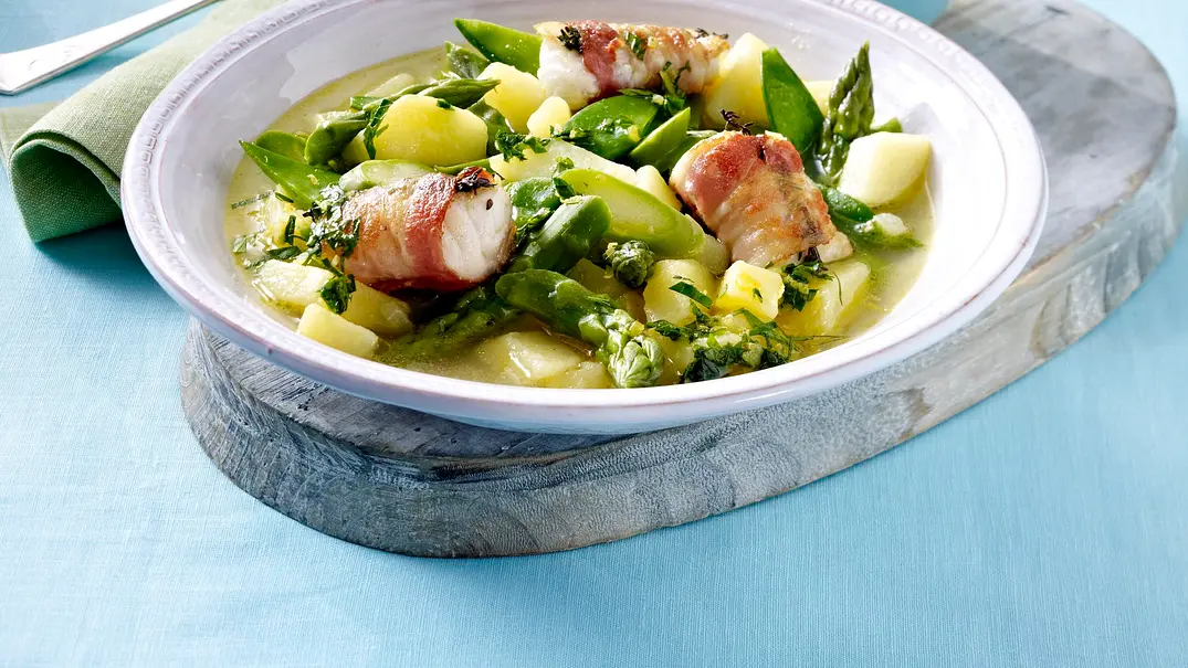 Spargel-Kartoffel-Eintopf mit Fisch im Speckmantel und Bärlauch-Gremolata Rezept - Foto: LECKER @ Bauer Media Group