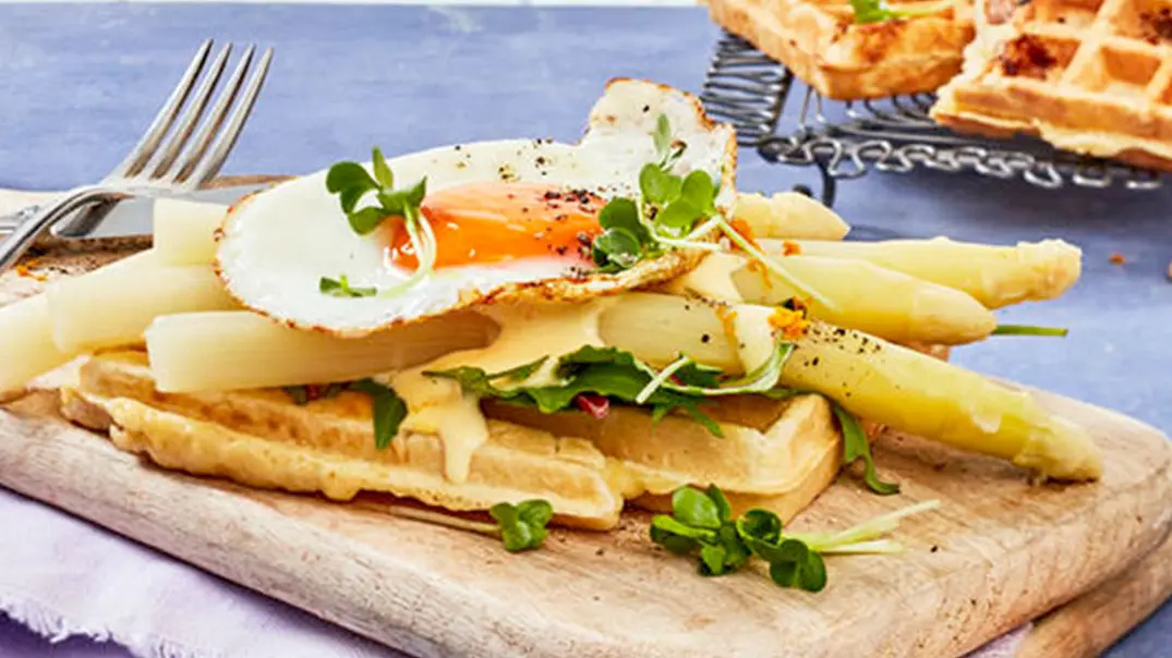 Spargel-Kartoffel-Waffeln mit Orangen-Hollandaise Rezept - Foto: LECKER @ Bauer Media Group Spargel-Kartoffel-Waffeln mit Orangen-Hollandaise Rezept - Foto: LECKER @ Bauer Media Group
