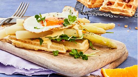Spargel-Kartoffel-Waffeln mit Orangen-Hollandaise Rezept - Foto: House of Food / Bauer Food Experts KG