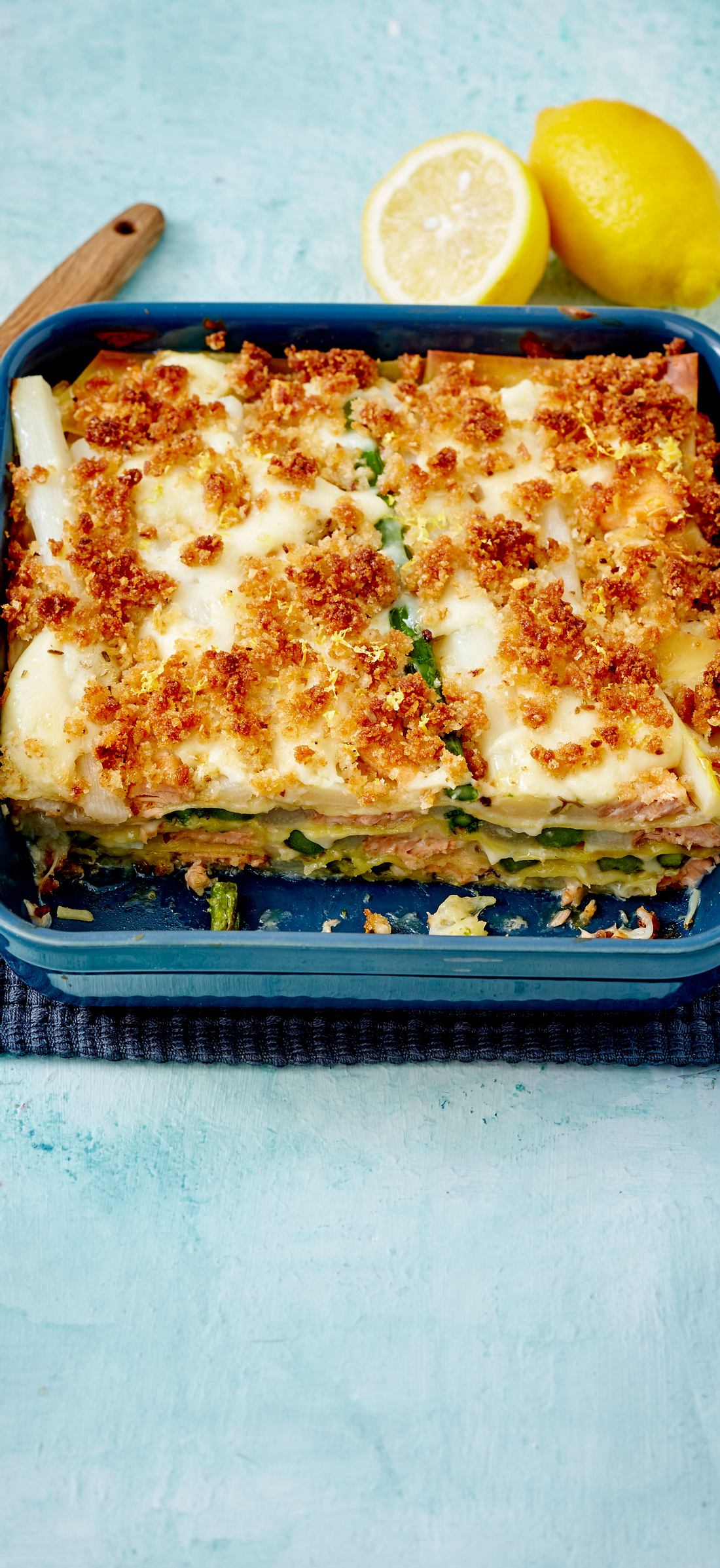 Spargel-Lasagne mit Lachs und Pecorino-Bröseln Rezept | LECKER