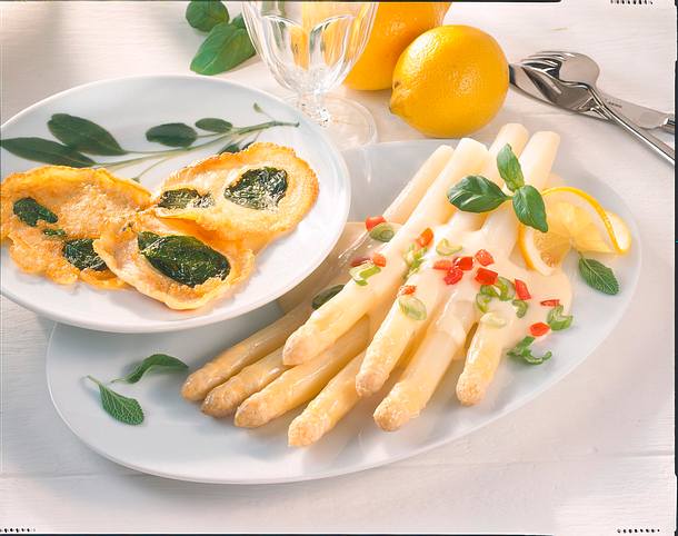 Spargel mit Basilikumcrêpes Rezept Spargel mit Basilikumcrêpes Rezept