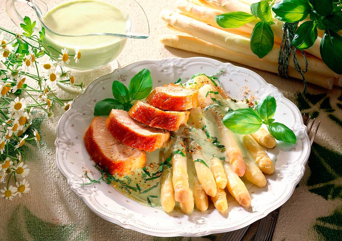 Spargel mit Basilikumsoße und Putenfilet Rezept | LECKER