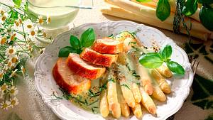 Spargel mit Basilikumsoße und Putenfilet Rezept - Foto: Horn