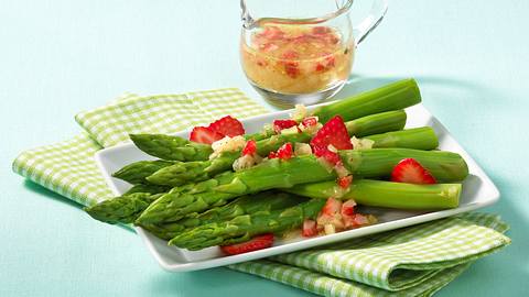 Spargel mit Erdbeer-Vinaigrette Rezept - Foto: Först, Thomas