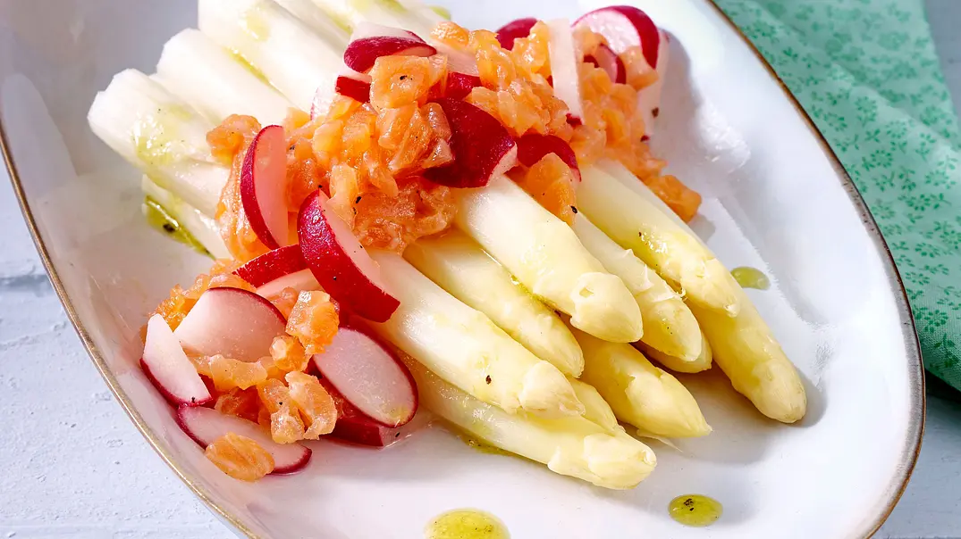 Spargel mit feinem Lachstatar Rezept - Foto: LECKER @ Bauer Media Group
