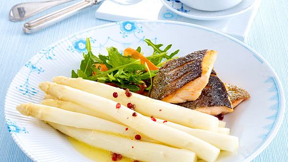 Spargel mit Fisch - Foto: House of Food / Bauer Food Experts KG