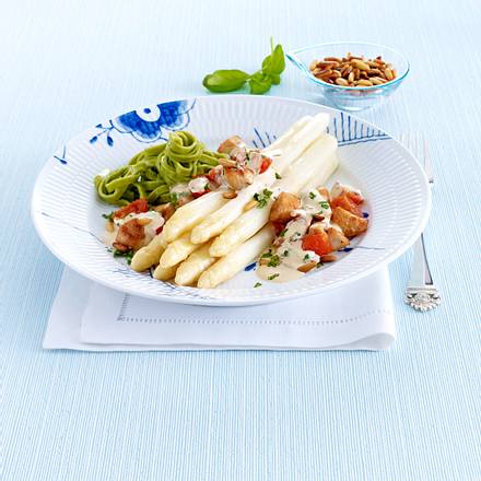 Spargel mit Hähnchen-Ragout und Bandnudeln Rezept