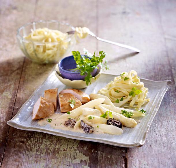 Spargel mit Hähnchenfilet und Morcheln Rezept Spargel mit Hähnchenfilet und Morcheln Rezept