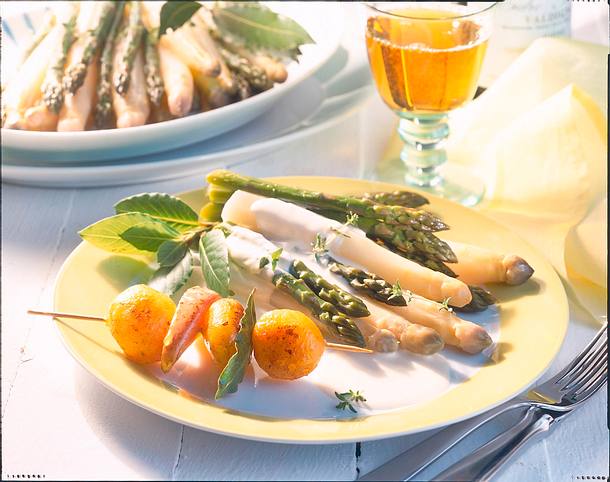 Spargel mit Kartoffel-Apfel-Spießen Rezept Spargel mit Kartoffel-Apfel-Spießen Rezept