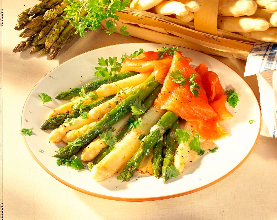 Spargel mit Kerbelbutter und geräuchertem Lachs Rezept | LECKER