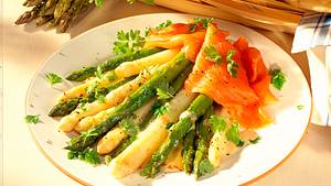 Spargel mit Kerbelbutter und geräuchertem Lachs Rezept - Foto: Först, Thomas