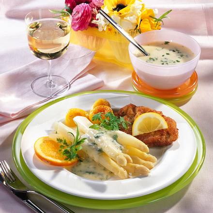 Spargel mit Kerbelsahne & Wiener Schnitzel Rezept Spargel mit Kerbelsahne & Wiener Schnitzel Rezept