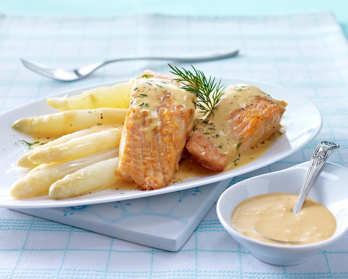 Spargel mit Krebsbutter-Hollandaise und Lachs Rezept