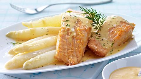 Spargel mit Krebsbutter-Hollandaise und Lachs Rezept - Foto: House of Food / Bauer Food Experts KG