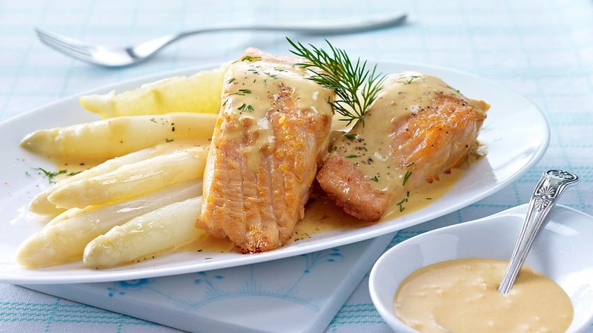 Spargel mit Krebsbutter-Hollandaise und Lachs Rezept - Foto: House of Food / Bauer Food Experts KG