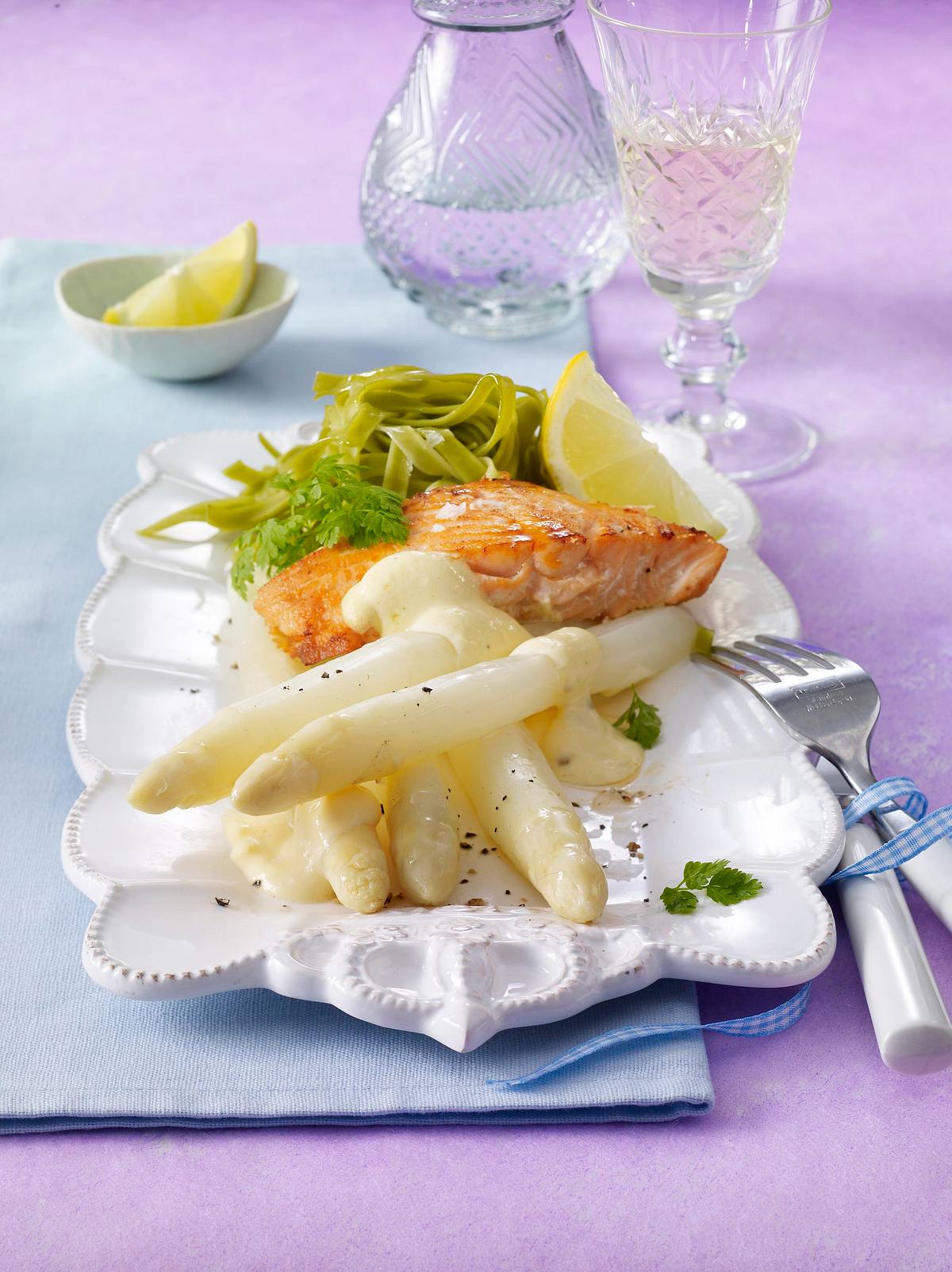 Spargel mit Lachs und Zitronenzabaione Rezept